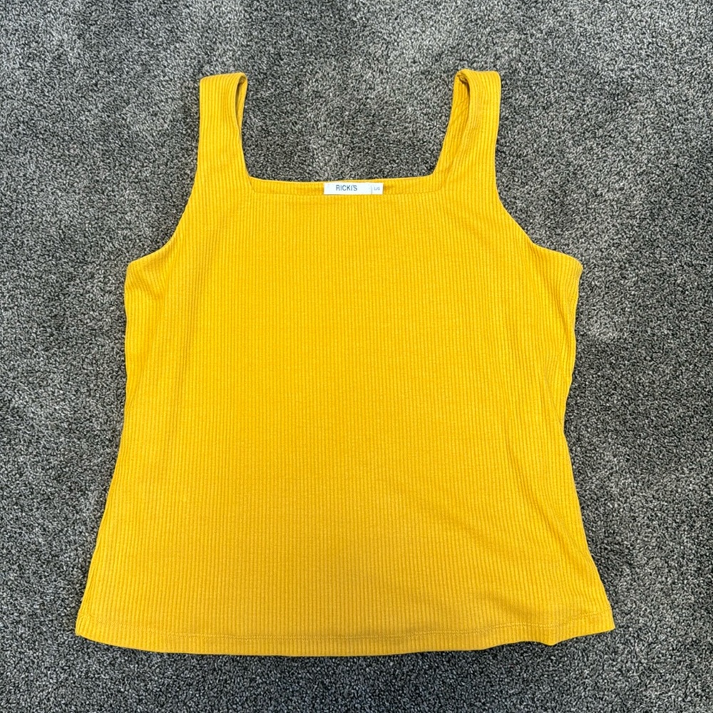 Ricki’s Tank - Picture 3 of 5